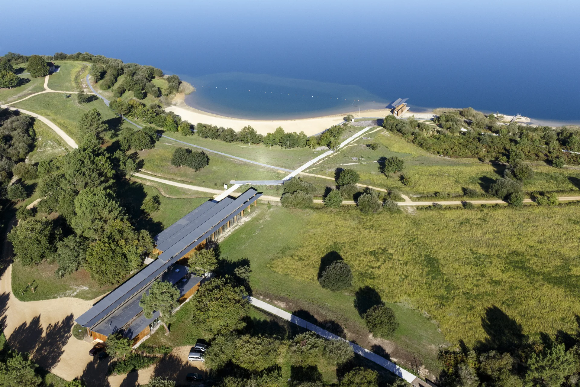 Aménagement et développement de la réserve naturelle d’Arjuzanx par ALEP, architectes-paysagistes, et INCA, architectes. Photo: Nicolas Castets avec Thierry Laurent-Constant (SPAD Drone)