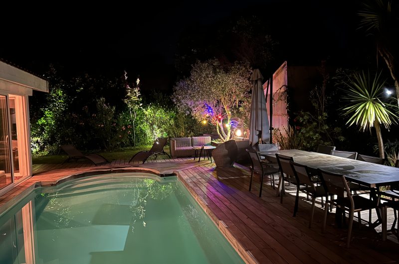 10. salon exterieur de nuit