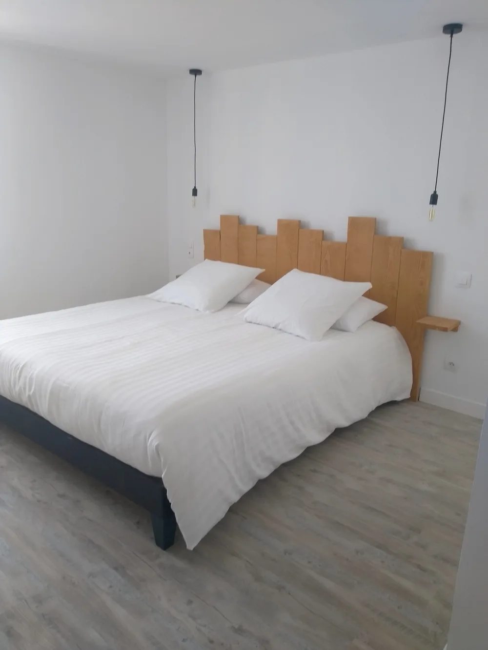 2-Chambre-au-rez-de-chaussee-pour-2–salle-d-eau-privative-et-WC-independant