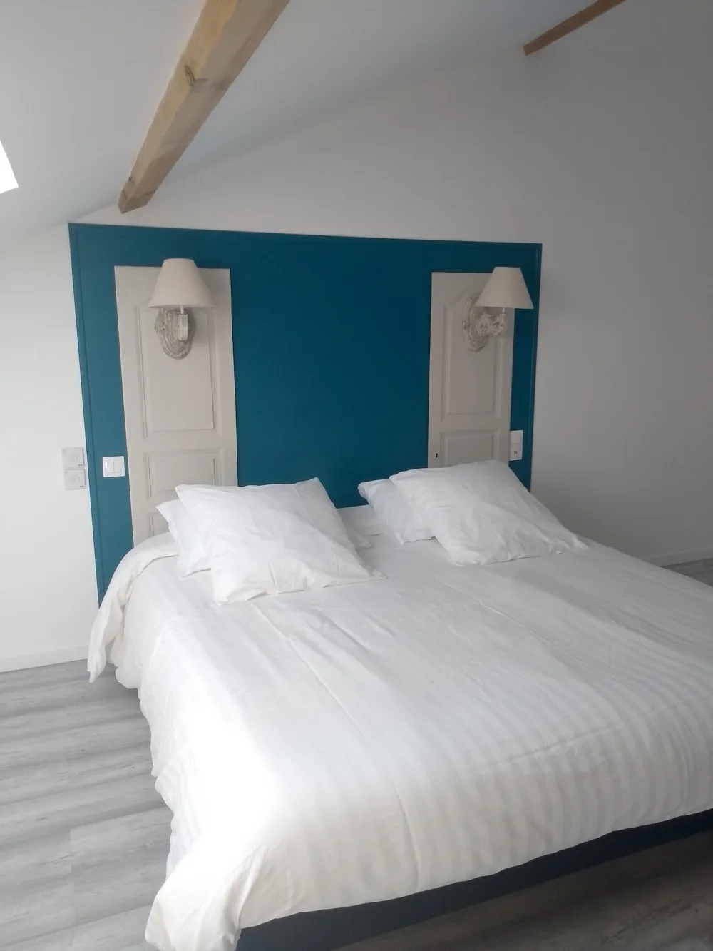 2-Suite-composee-de-2-chambres-avec-salle-d-eau-privative-et-WC-independant