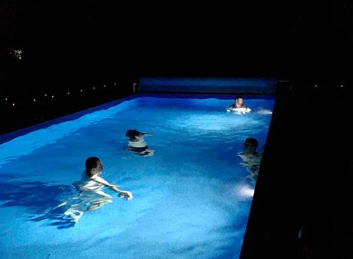 2023 – ESTI – Henry’s Lodge – Piscine nuit – ©H. Gadeyne