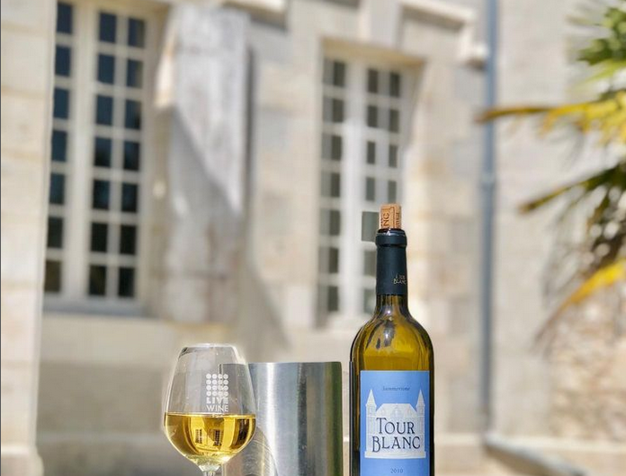 2024 – PARL – Château Tour Blanc – Bouteille et verre de vin devant le château – ©Château Tour Blanc