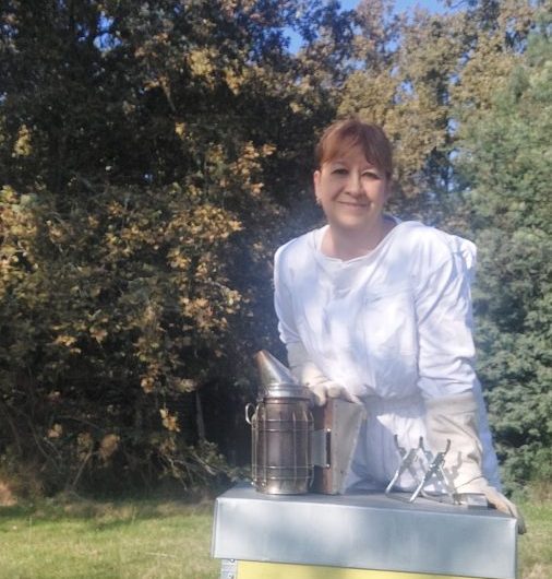 2025 – LACQ – Le Rucher de Trouillet – Béatrice devant ruche – ©Béatrice Vallat