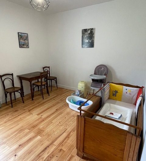 2025 – STJUS – Gîte du Mouta – Lit bébé – ©DUPEYRON Marie-Anne