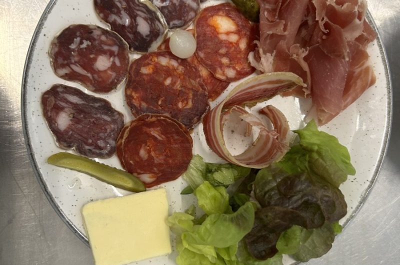 2026 – CACH – Lou Castagné – Assiette de charcuteries – ©Lou Castagné