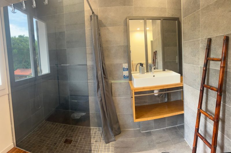 23. douche italienne lavabo pano