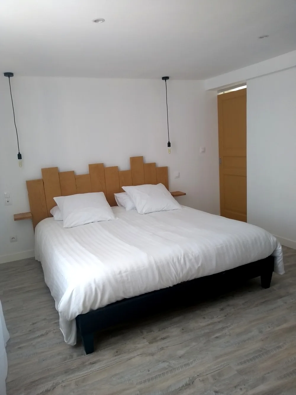 3-Chambre-au-rez-de-chaussee-pour-2–salle-d-eau-privative-et-WC-independant