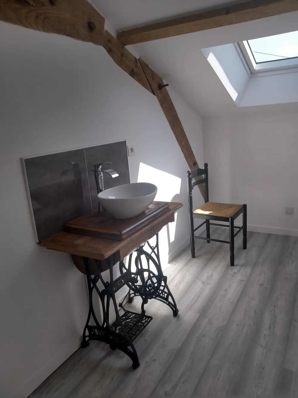 3-Suite-a-l-etage-composee-de-2-chambres-salle-d-eau-et-wc-prive-independant