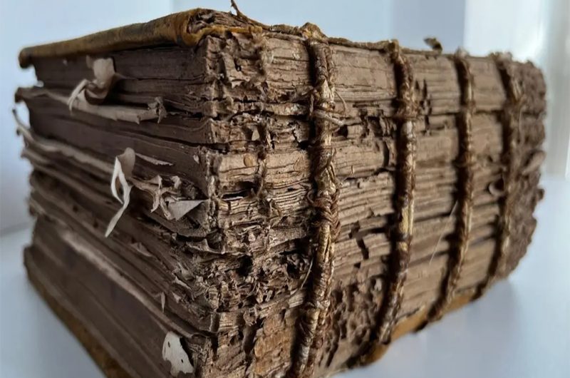 875832-archeologie-livre-ancien