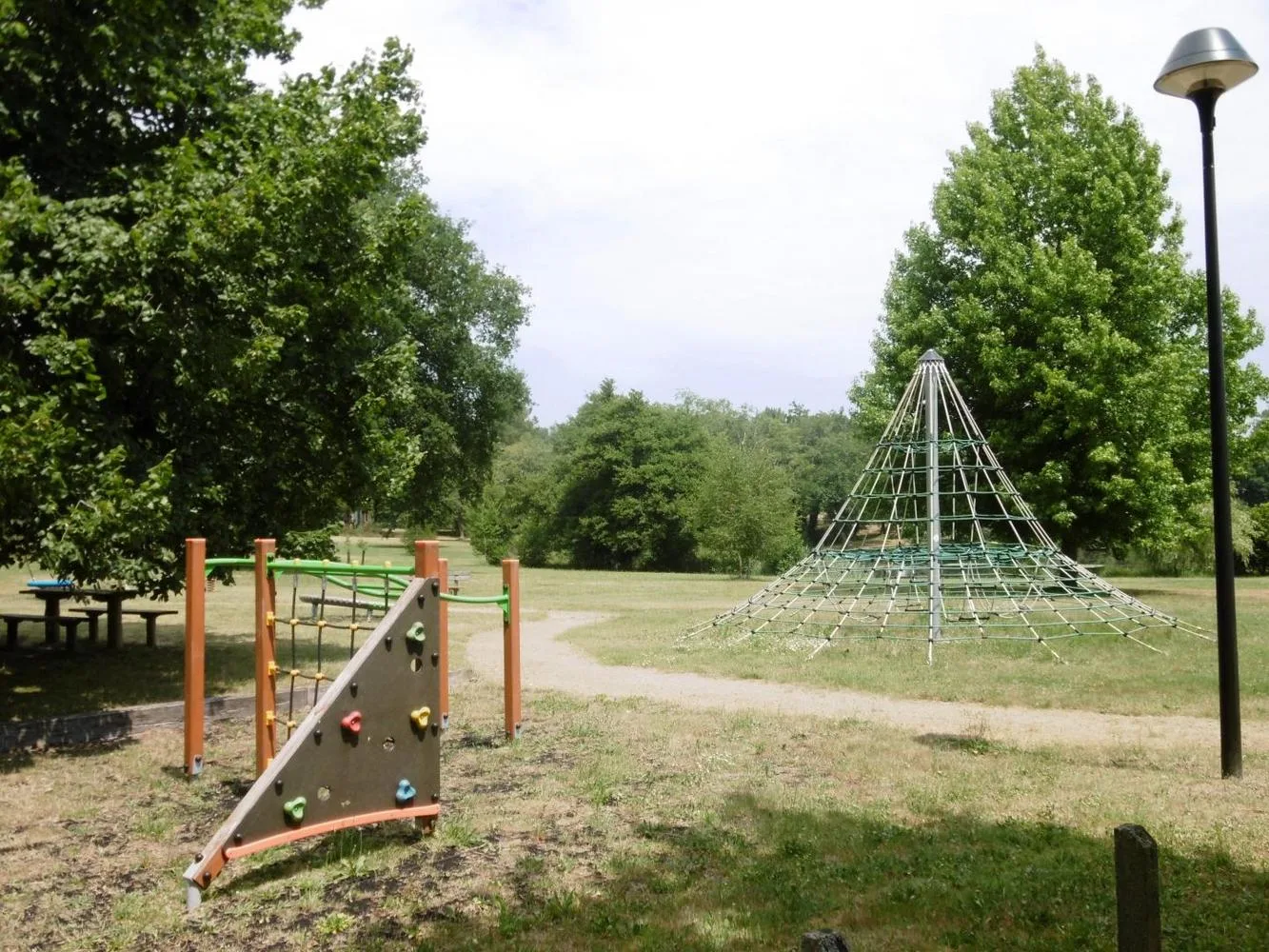 Aire-de-jeux-2-65c07796fb3a4da996acd3297dfda83e