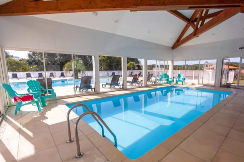 Cassen-lespritlandes-piscine intérieure de la résidence@Mercier