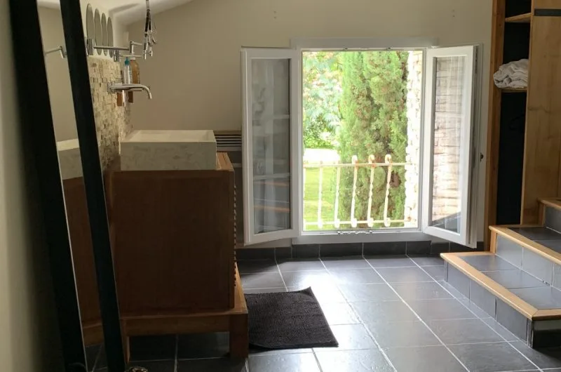 Caverie de Peyroux – chambre black white 2