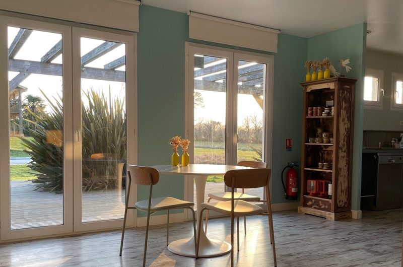 Coin-repas-La-Petite-Couronne-hotel