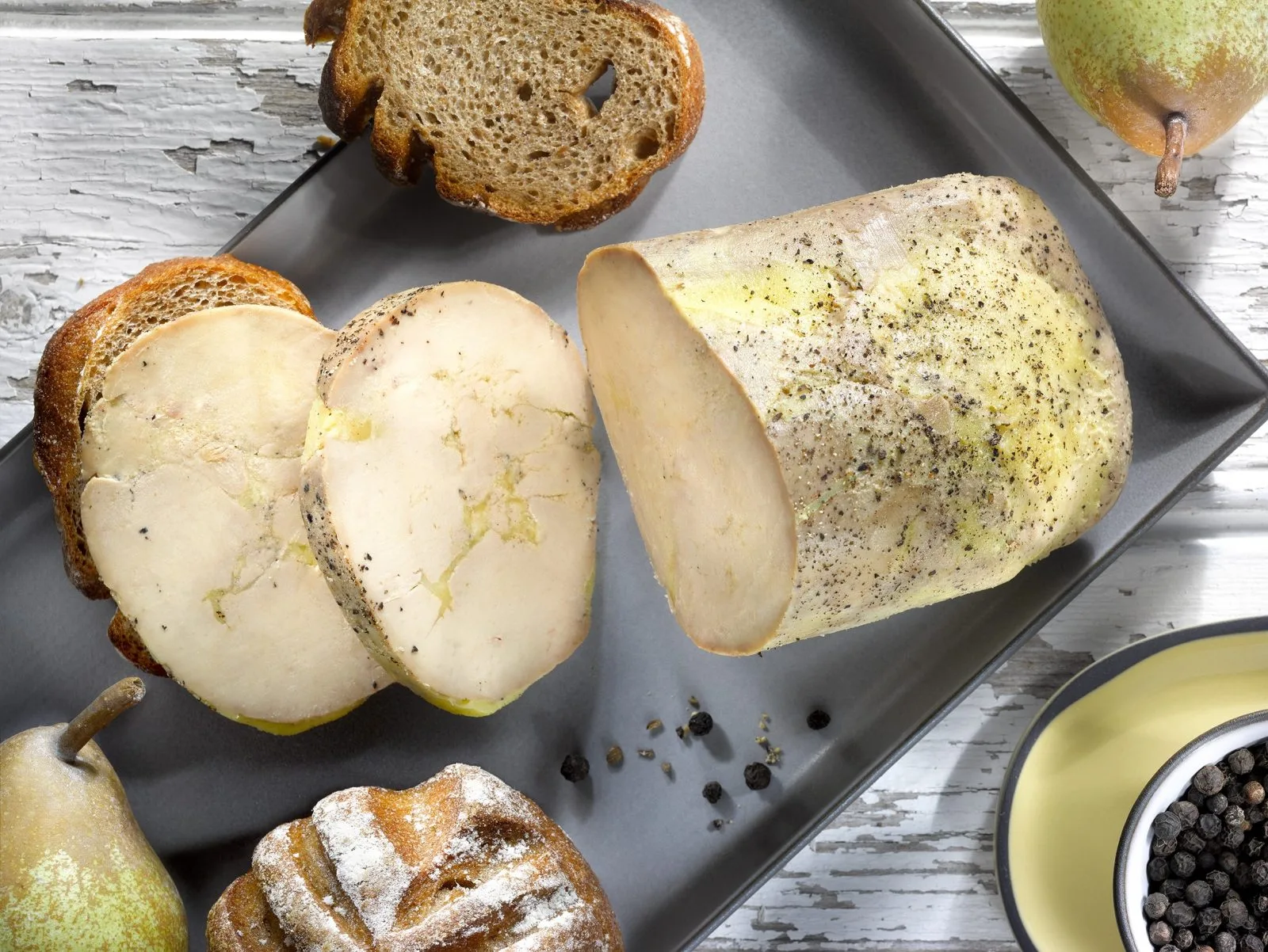 Foie gras entier mi cuit au poivre