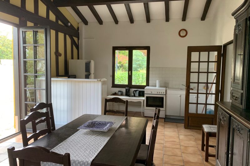 Fournadet salon cuisine – Chalet Barthelemy – Laurède 2025 ©OTC