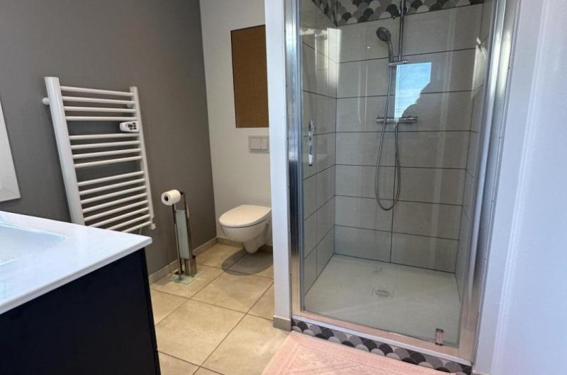 Gîte du Muth Chambre étage SDB de la chambre 3 pax ©GDF