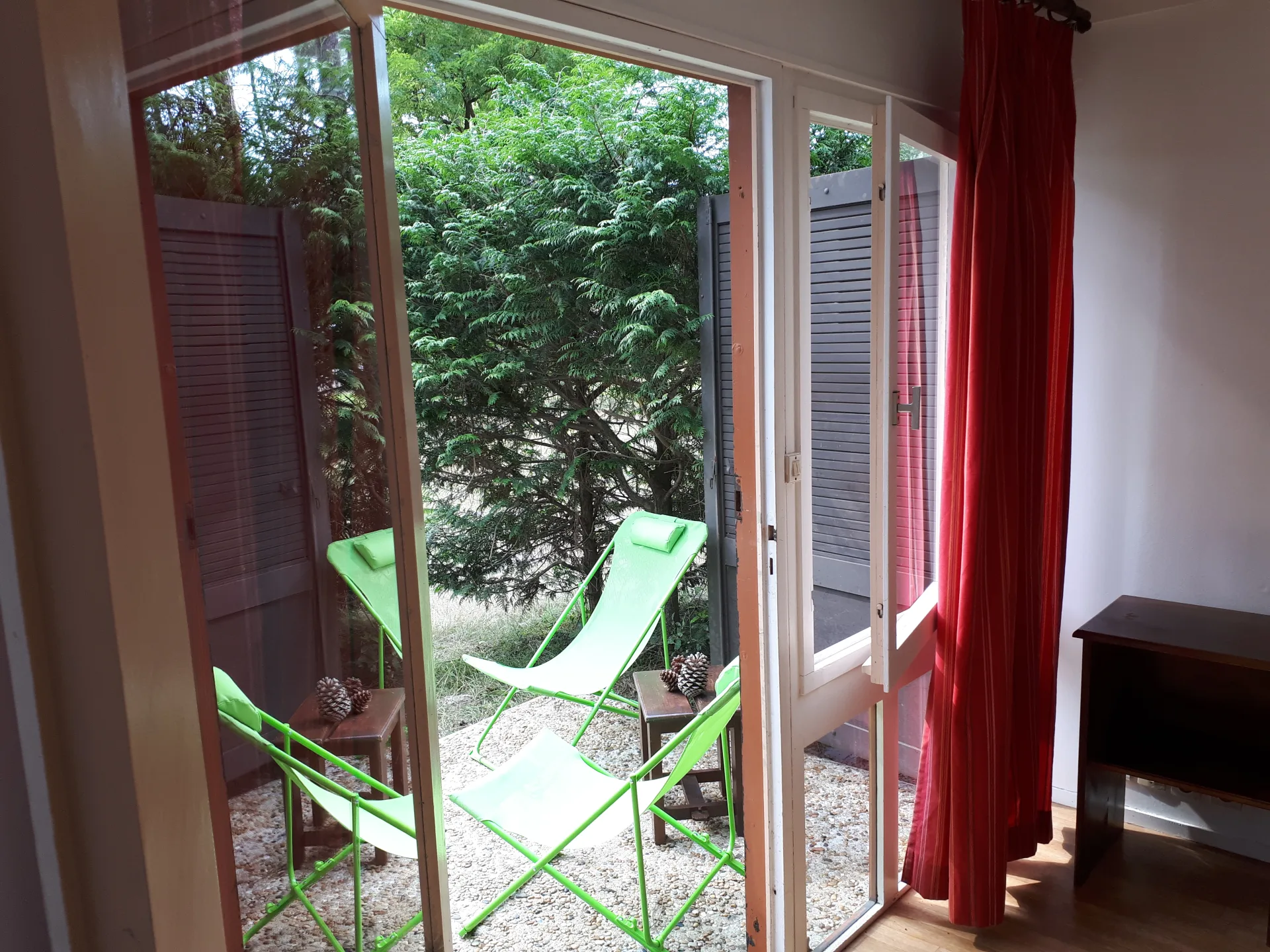 LEON-Collombat-vue-vers-l-exterieur