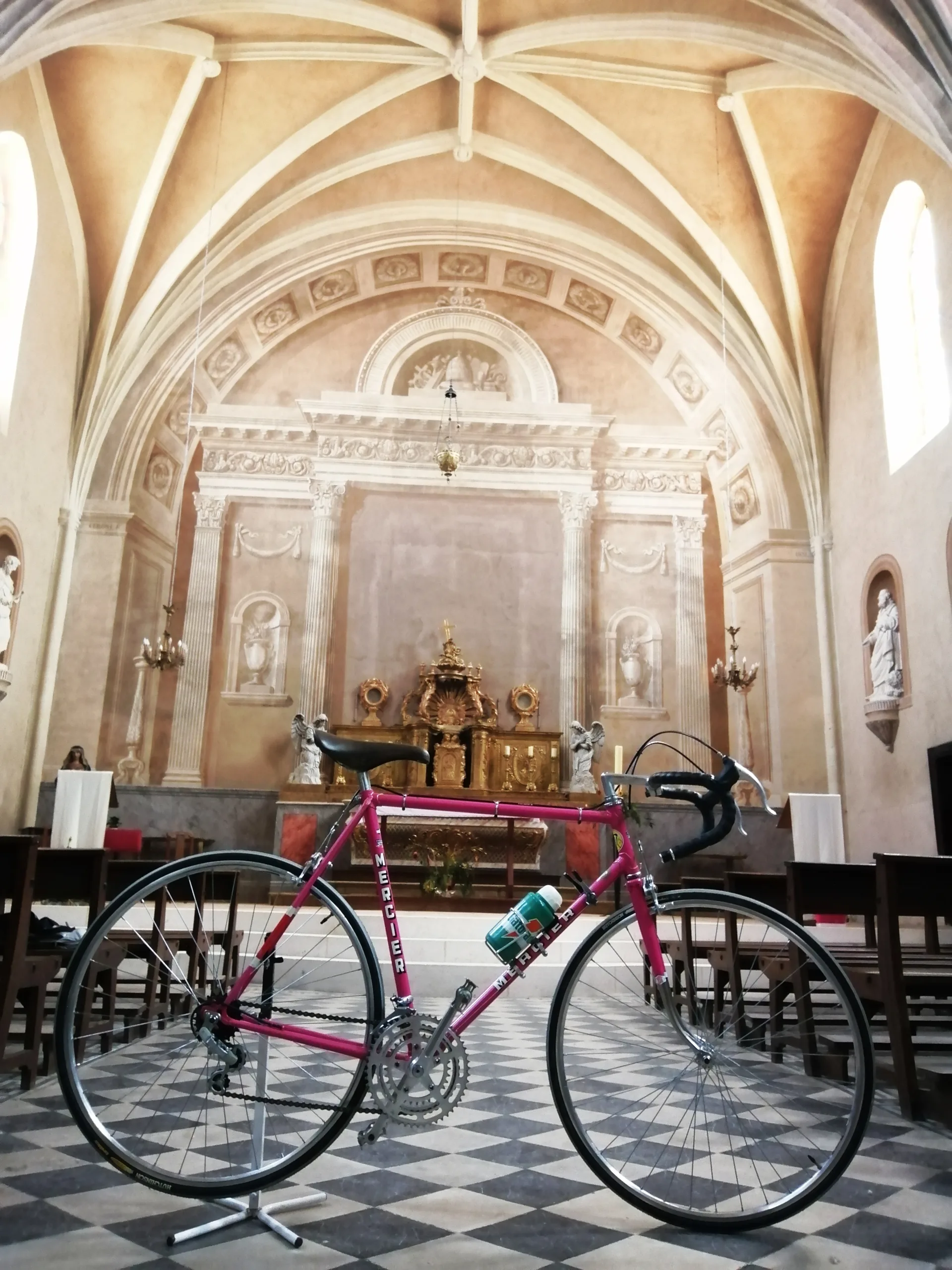 Mercier dans église