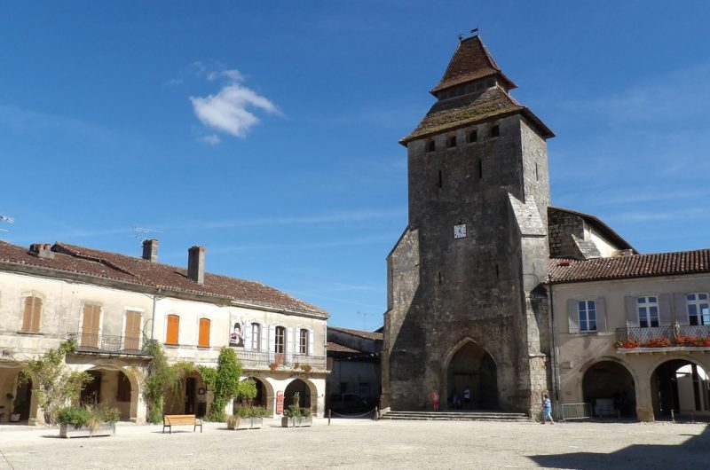 P4Labastide Place Royale et église forteresse ©OT Landes d’Armagnac