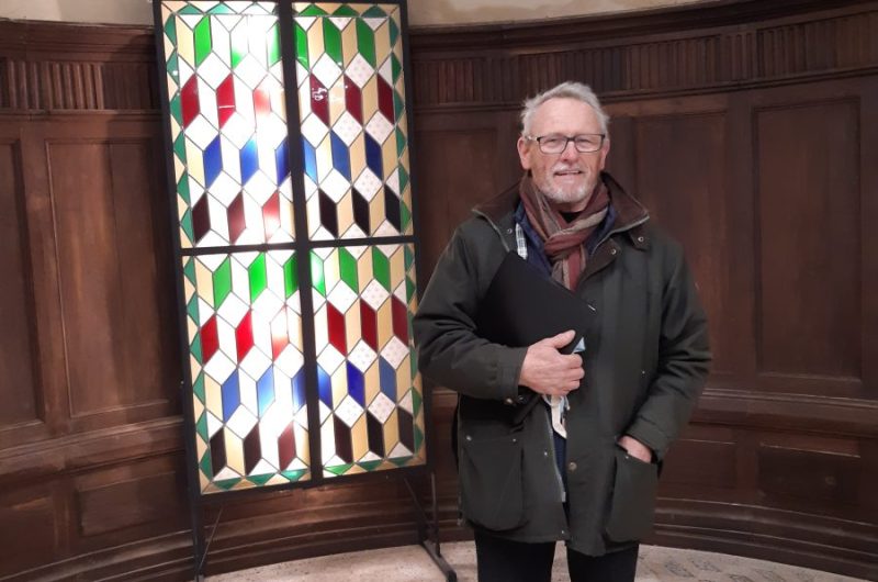 Portrait devant vitrail