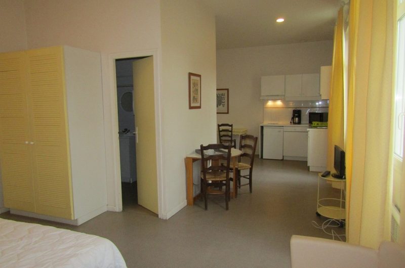 Résidence des Sources – séjour kitchenette lit