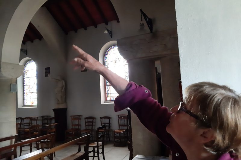 Rosa Greeter montre les vitraux