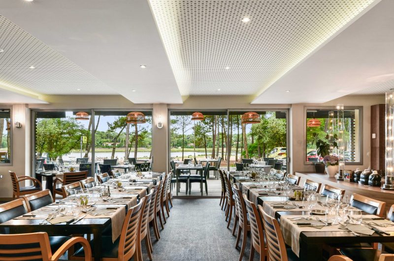 SALLE RESTAURANT LONGUE TABLE