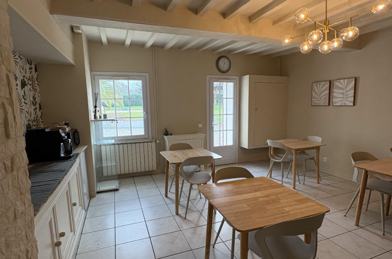 Salle pdj – chambre Mimizan 2025 ©Blond