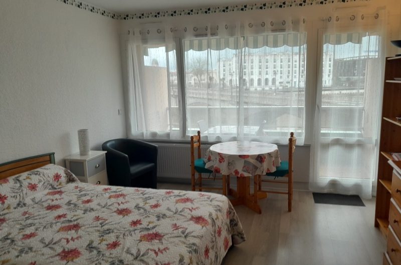 Studio vue du couloir_