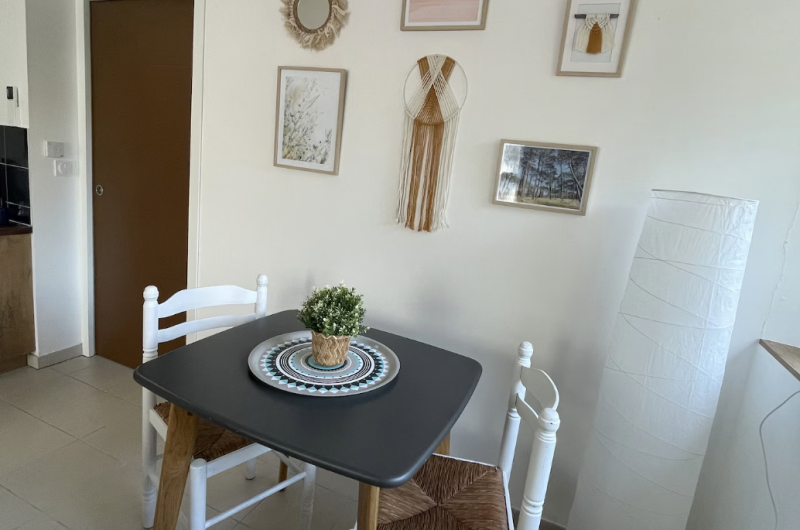 Table à manger pour 2 Le Petit Charron 2025 ©Cassant