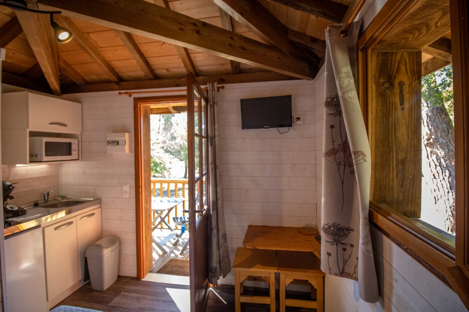 cabane pilotis hebergement insolite avec poulailler (3)