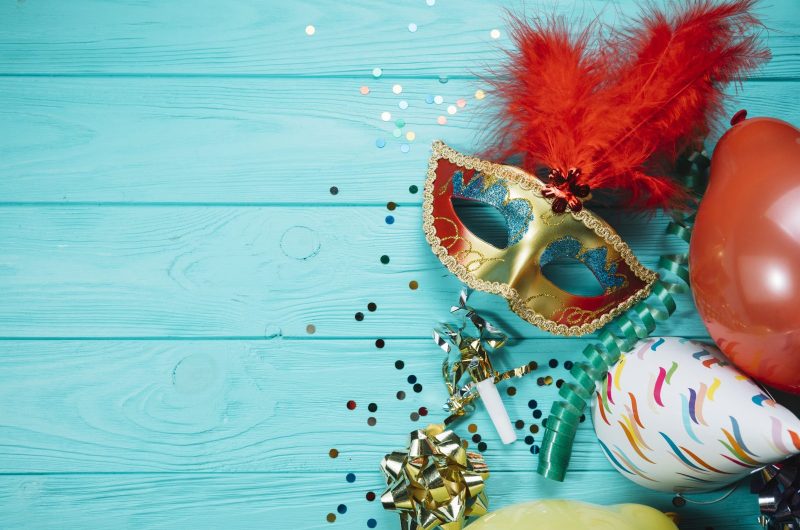 chapeau-fete-ballon-masque-carnaval-confettis-mascarade-or-table-bois