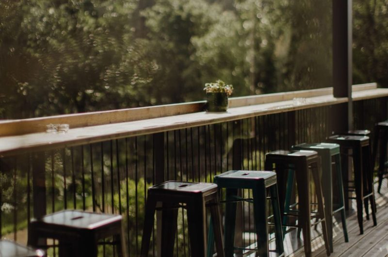 OT Hossegor – EL NIDO – el-nido-bar-restaurant-hossegor-terrasse-lisiere-mange-debout-vue-forêt