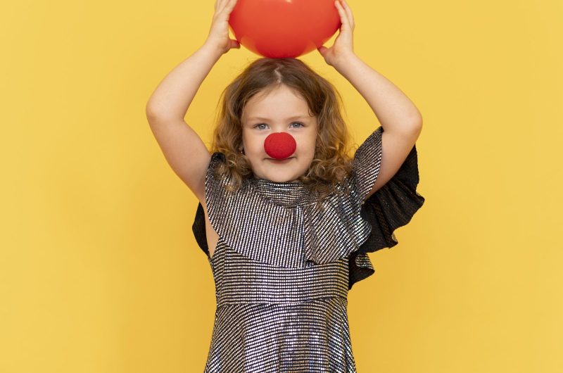 fille-de-tir-moyen-portant-le-nez-de-clown