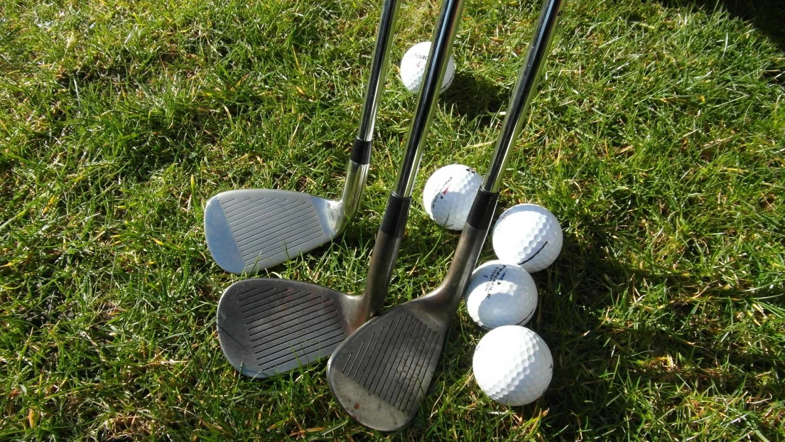 grass-lawn-recreation-golf-sports-equipment-golfing-982669-pxhere.com (1)