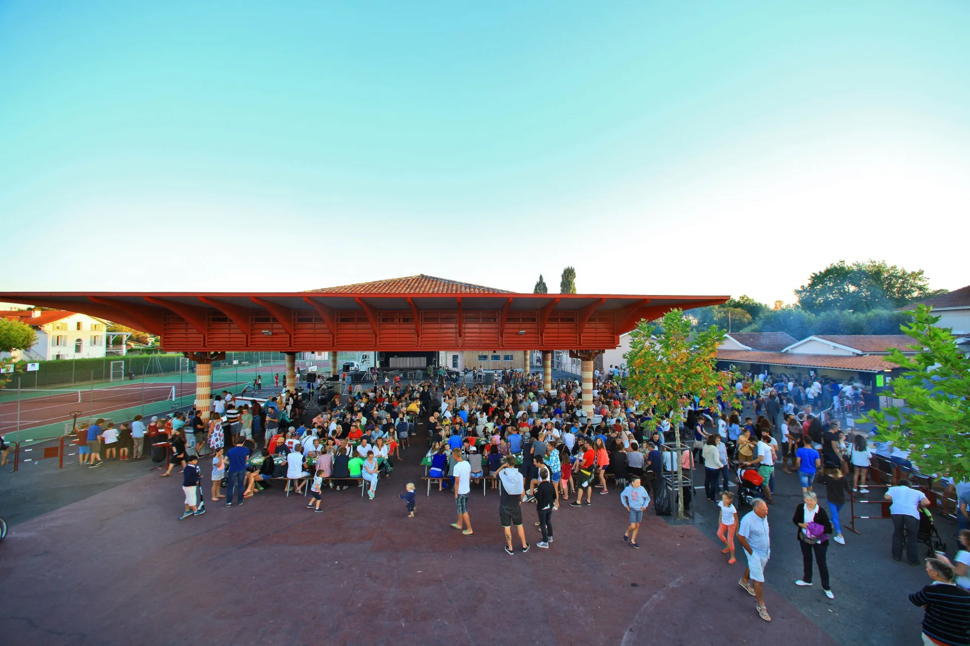 halle-couverte-de-messanges