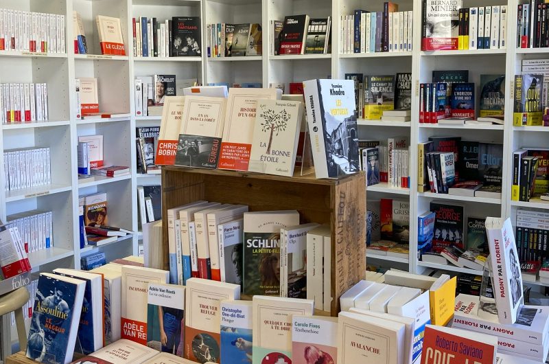 librairie_au_camion_interieur_rayons_livres