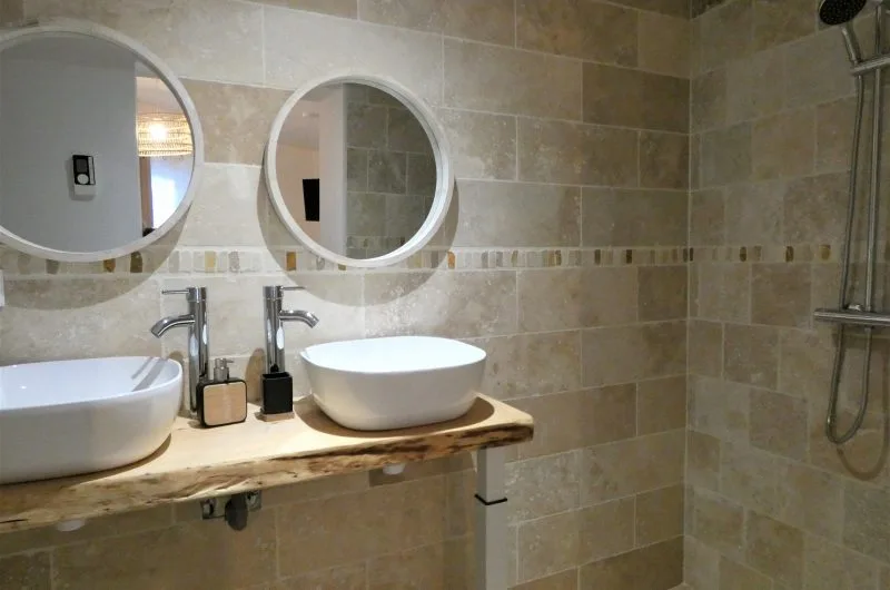 salle-eau-gite-villa-paul-gourberA2