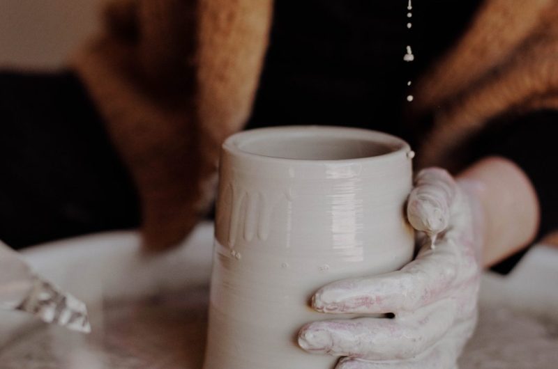 tournage-goutte-Claire-Schott-ceramiste-Landes